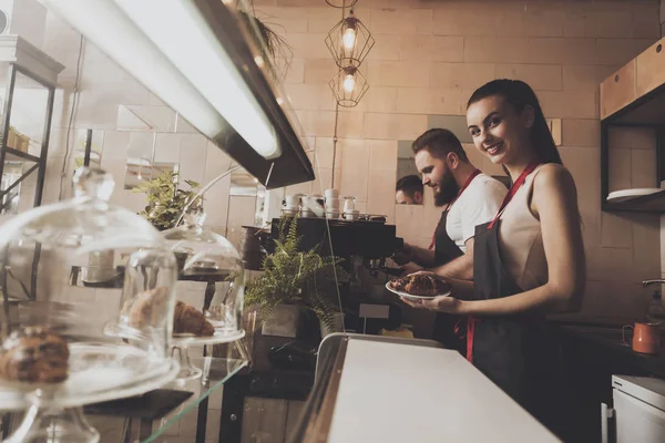 Ο άνθρωπος και το όμορφο κορίτσι barista πίσω από τον πάγκο — Φωτογραφία Αρχείου