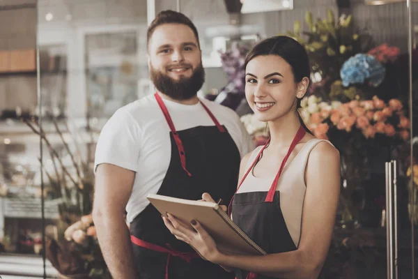 Çiçekçi erkek ve kadın gülümseyerek portresi