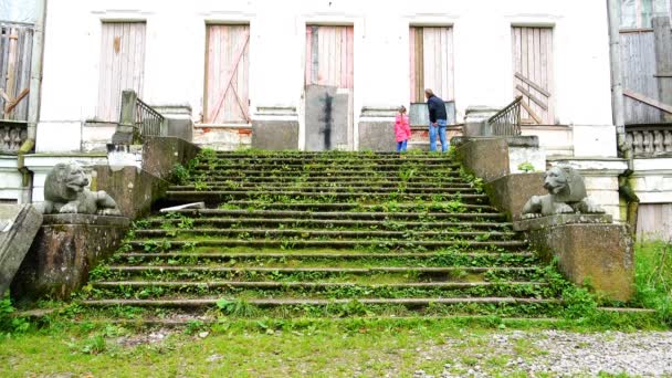 Папа и дочь прогуливаются по историческим заброшенным местам — стоковое видео