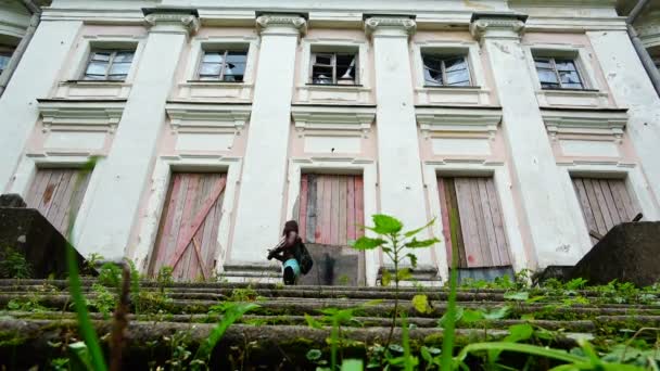 Jonge fotograaf neemt foto's van een verlaten kasteel — Stockvideo