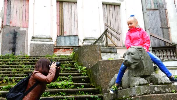 Мать фотографирует дочь в заброшенных каменных руинах — стоковое видео