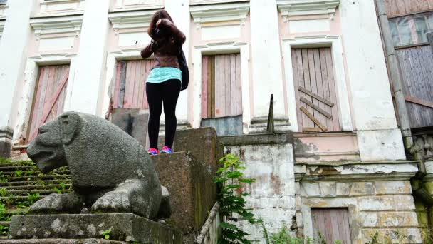 Le journaliste prend une photo dans une vieille ville en pierre — Video