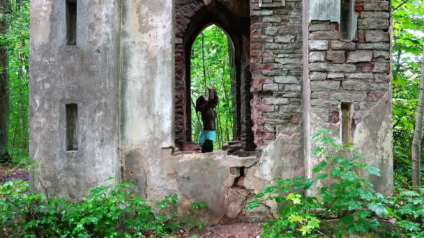 Turistické fotografie starých cihel pevnosti — Stock video