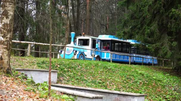 Paseos en tren de excursión para niños en la plaza — Vídeo de stock