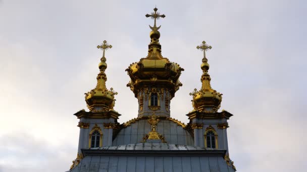 Золотые купола с крестами на церкви — стоковое видео