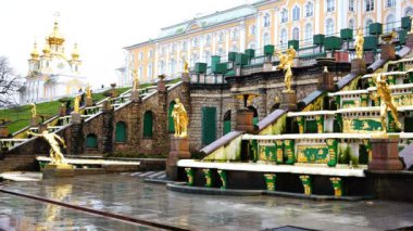 Çeşmenin dekorasyon olarak Altın heykeller