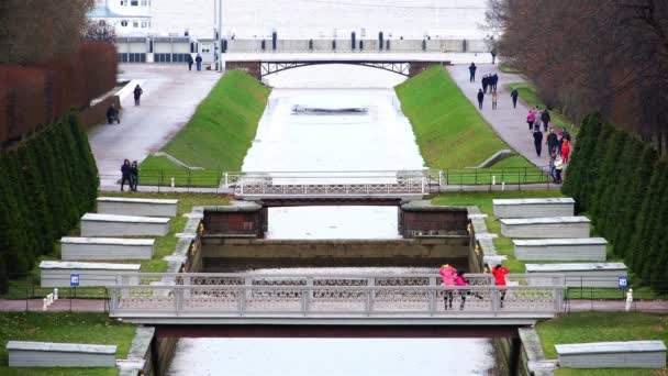 Touristes marchent à travers les terrains royaux — Video