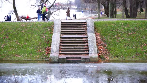 Spring walk of tourists on the canal embankment — Stock Video