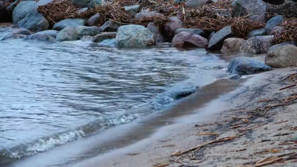 Agua del mar lava piedras y arena del terraplén — Vídeos de Stock