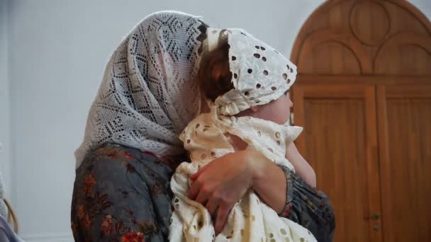 Madre e hijo con pañuelos en la cabeza en el ministerio en la iglesia — Vídeo de stock