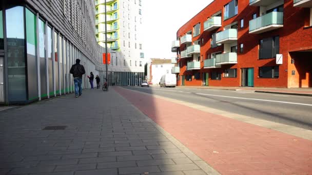 Stad Europese straat met huizen in de stijl van high-tech — Stockvideo