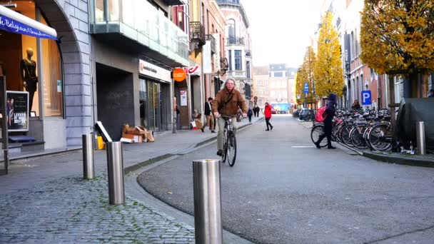 Європейський вулиці з магазинами і стоянка для велосипедів — стокове відео