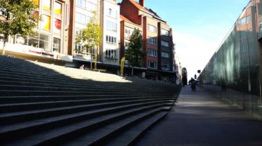 bir kadın bir bisiklet Altgeçit çıkışına aşağı