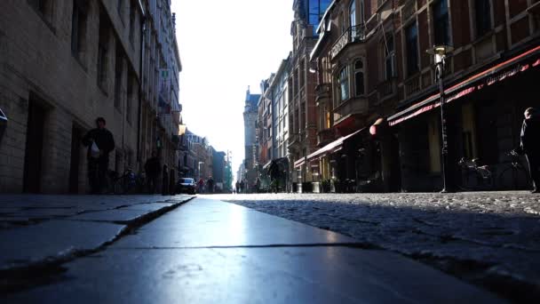 Glans van licht op een kleine en smalle geplaveide straat — Stockvideo