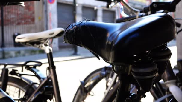 Gamle Lappet Sædet Cykel Parkeret Fortovet Gaden – Stock-video