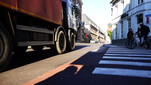Attraversamento pedonale della strada all'ombra del sole — Video Stock