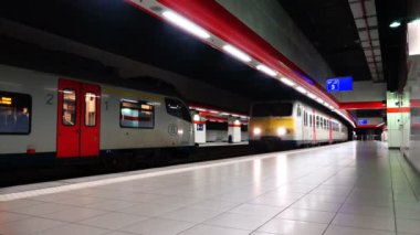 Tren Platformu geçmiş yüksek hızda gidiyor