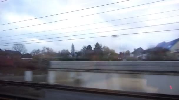 Инфраструктура маленького городка, примыкающего к железной дороге — стоковое видео
