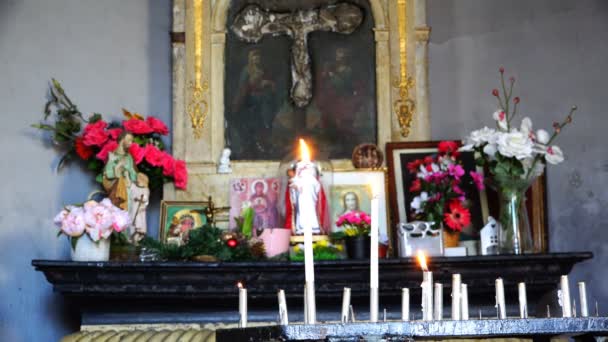 Brennende Kerze in der Nähe von Ikonen in der Kirche — Stockvideo