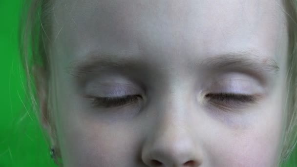 Девушка смотрит в объектив камеры с широко открытыми глазами — стоковое видео