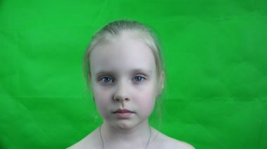 yedi yawns onun ağzı açık olan bir kız. Chromakey