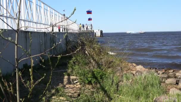 El barco está en el río cerca del muelle — Vídeo de stock