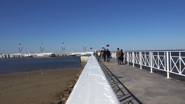Rusia Mayo 2018 Peterhof Personas Están Caminando Largo Del Muelle — Vídeo de stock