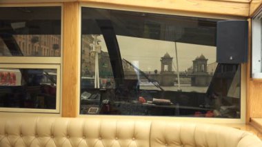 Köprü yaklaşan nehir tekne