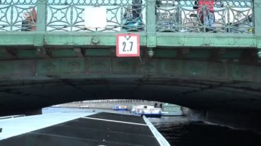cam çatılı bir motorlu gemi eski demir köprünün altından geçer