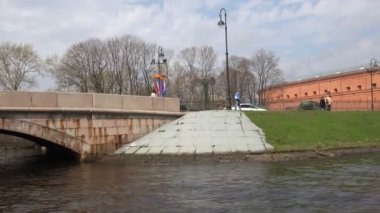 Topçu Müzesi yakınındaki çitin arkasında askeri teçhizat