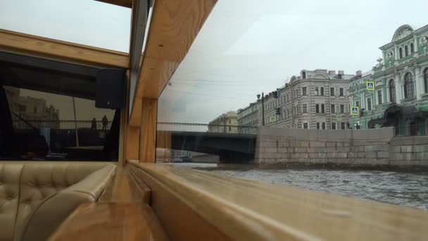 Weergave van de taluds van de stad vanuit het venster van het schip passeren — Stockvideo