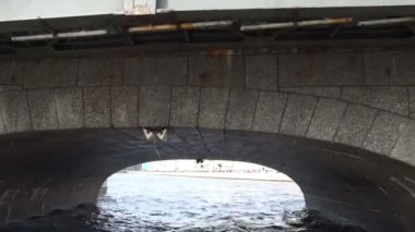 Köprü çatısı altında geçen motorlu gemi üzerinden görüntülemek