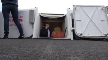 bir cep telefonu olan bir adam bir motorlu gemi alt güverteden yükselir