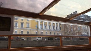 setin tarafından geçen arabalar için nehirden görüntüleyin