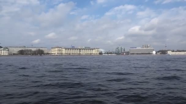 Blick von der Newa auf die feierliche Str. petersburg — Stockvideo