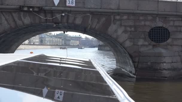 De motor schip vaart onder de boog van de brug "Wasserij" — Stockvideo