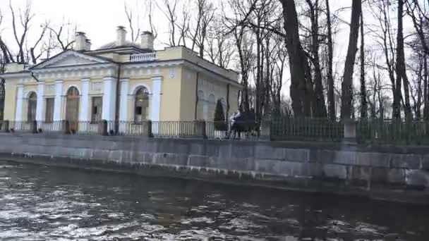 Uitzicht vanaf de rivier naar de tuin "Summer" — Stockvideo