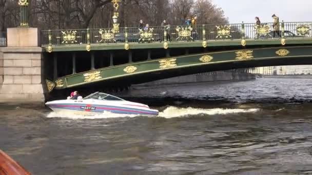 Szybkich łodzi przechodzi pod łukiem piękny most — Wideo stockowe