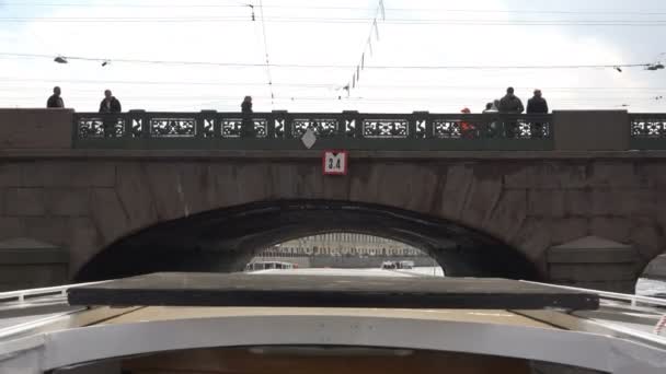 Das Boot fährt unter der Brücke durch — Stockvideo