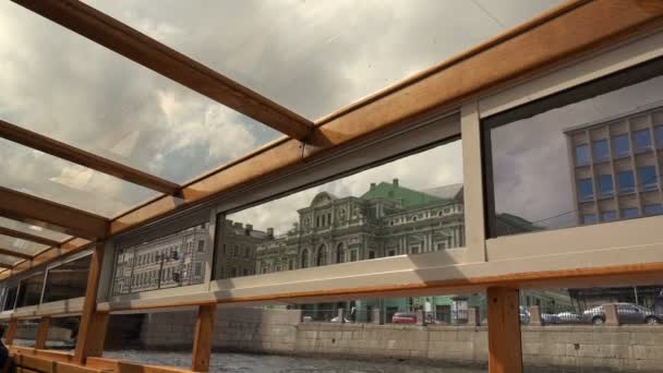 Ein Motorschiff mit Glasdach fährt unter dem Brückengewölbe durch — Stockvideo