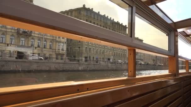 Θέα από το παράθυρο του ένα πλοίο με κινητήρα για αυτοκίνητα που διέρχονται κατά μήκος ανάχωμα — Αρχείο Βίντεο