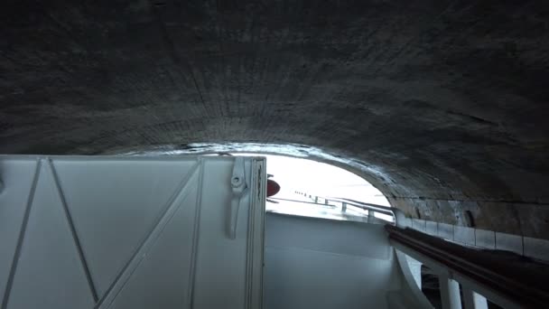 Pomalu předává loď přes tunel pod mostem — Stock video