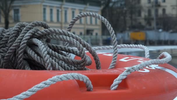 Anillo de vida rojo con una cuerda en el barco — Vídeo de stock