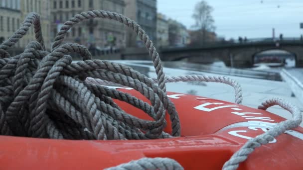 Nachbarschaft der Stadt von der Uferpromenade aus. Blick durch den Rettungsring — Stockvideo