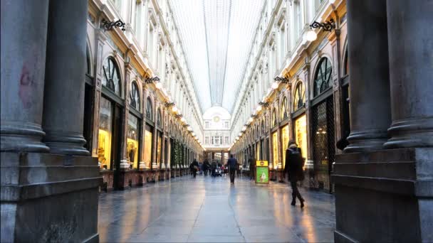 Zentrale Gasse mit glamourösen Schaufenstern von Weltläden und Boutiquen — Stockvideo