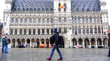 bir eski hükümet bayrakları ile şehir merkezi kare üzerinde