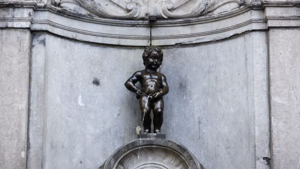 Město prohlídku kašna "Manneken Pis" — Stock video