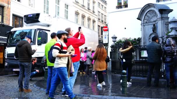 Muchos turistas toman fotos de los lugares de interés de la ciudad — Vídeos de Stock