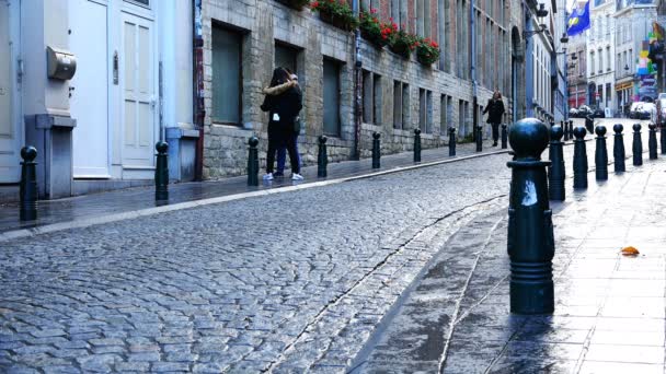 Любящая пара смотрит на достопримечательности на европейской улице — стоковое видео