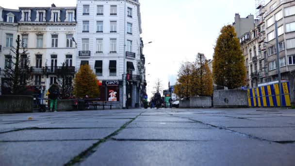 Vida quotidiana cinzenta na vida de uma cidade europeia — Vídeo de Stock